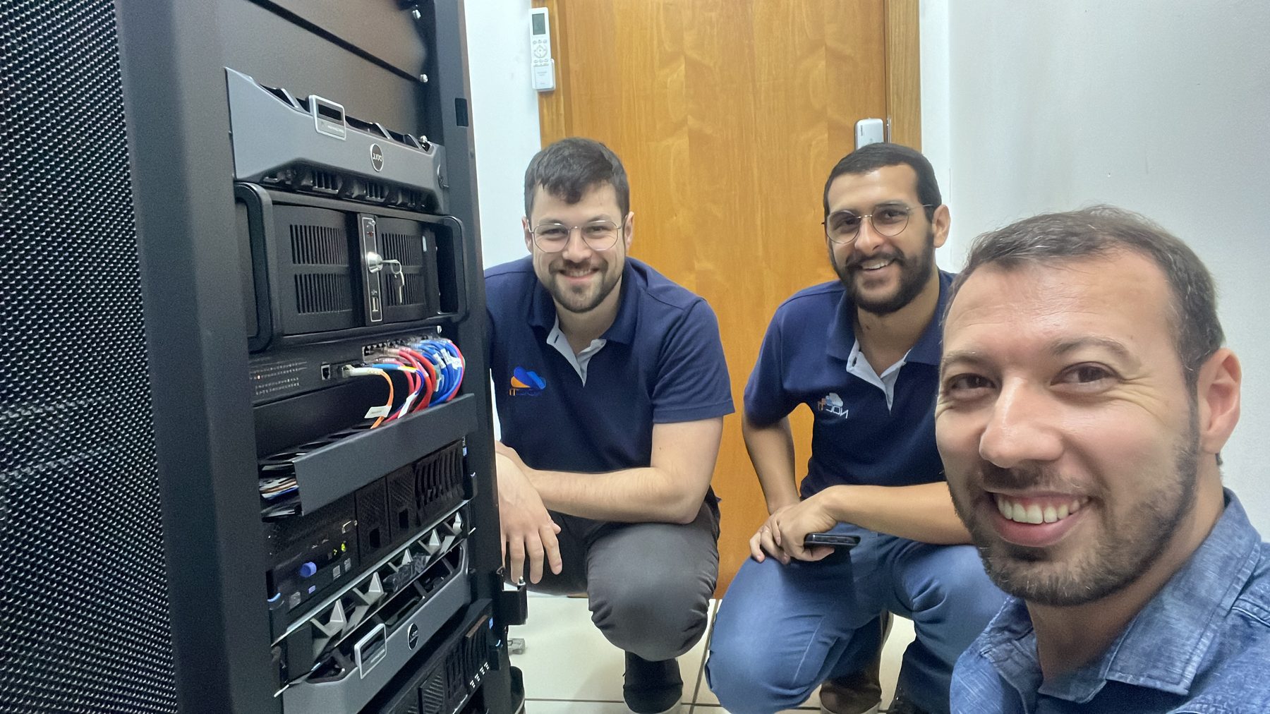 Técnicos da NocTI trabalhando na infraestrutura de um cliente