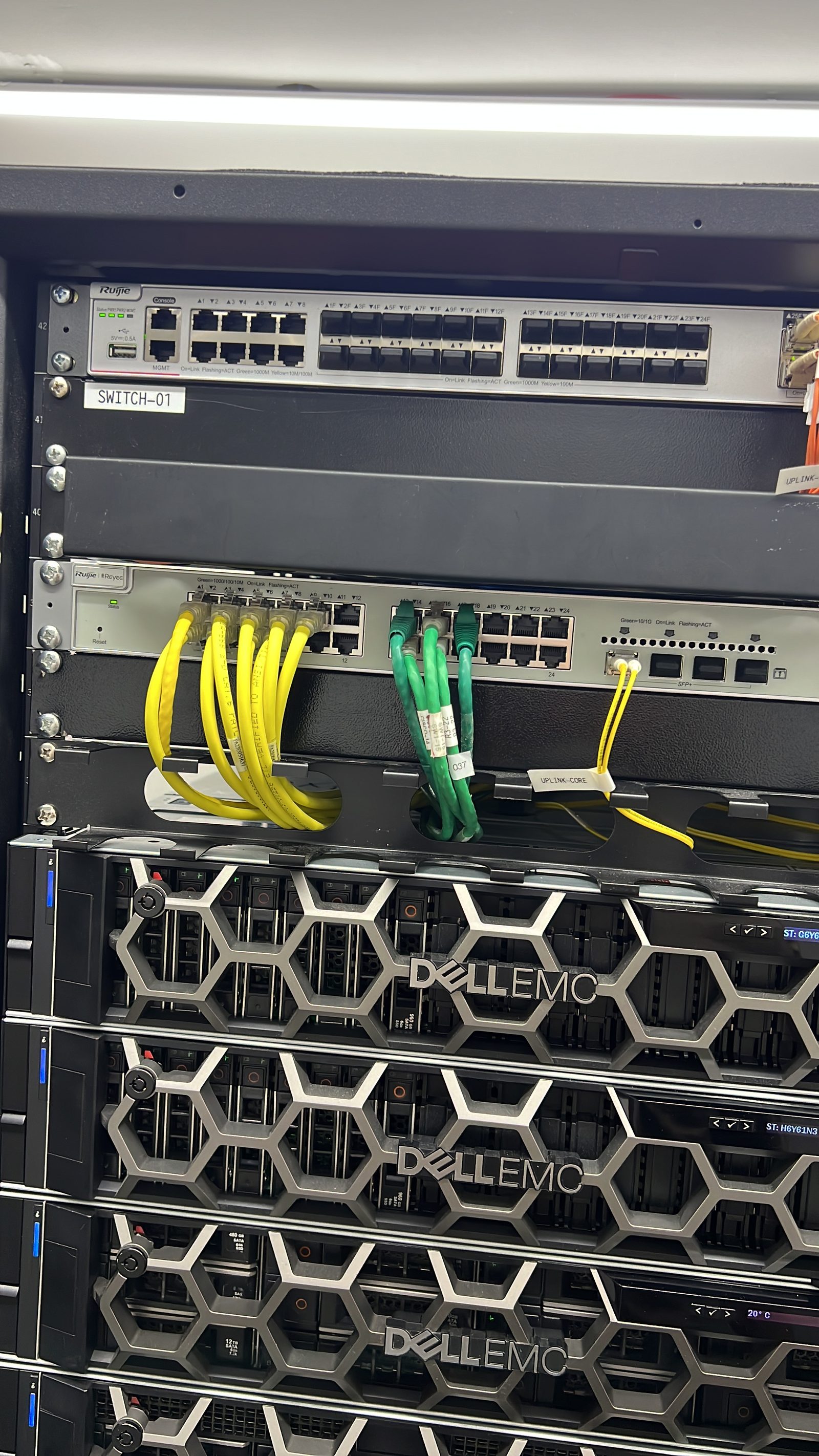 Switch Ruijie Reyee instalado em rack pela equipe NocTI